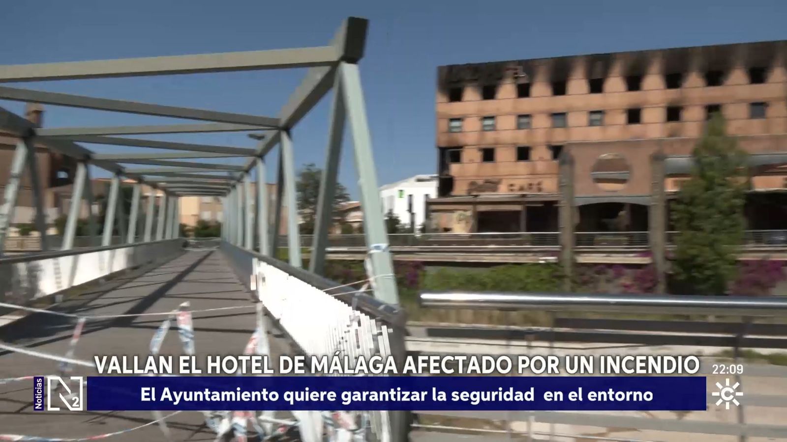 Vallan el perímetro del hotel incendiado en Málaga para evitar daños por caídas de material