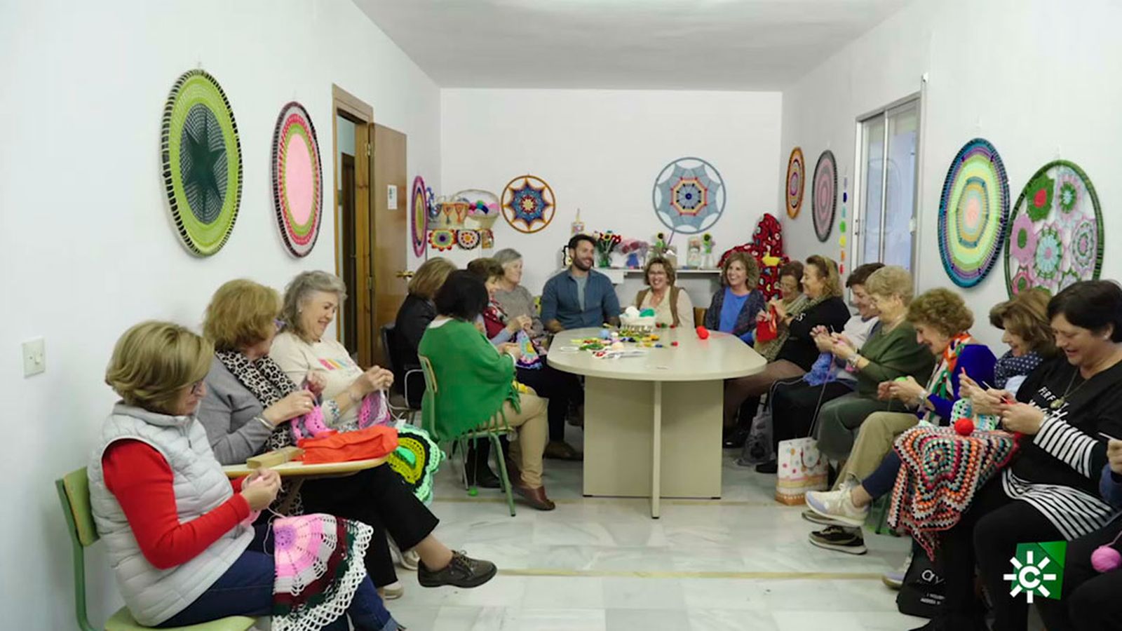 Bosco Benítez recibe una clase magistral de ganchillo en Quesada
