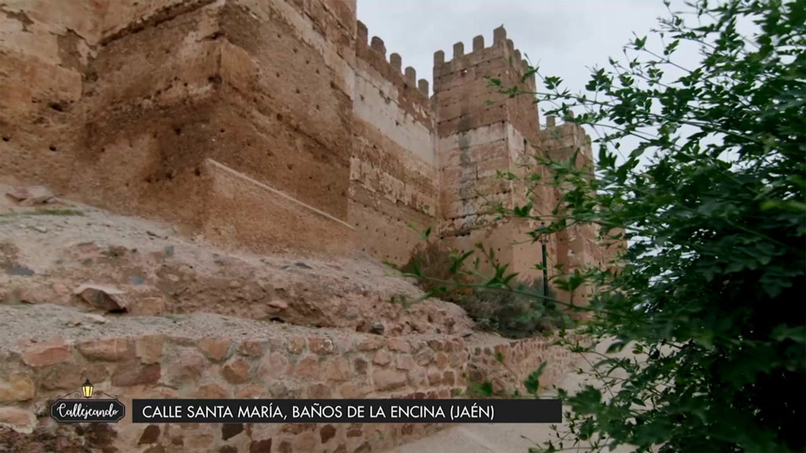 La calle Santa María, en  Baños de la Encina, nos conduce hasta un castillo