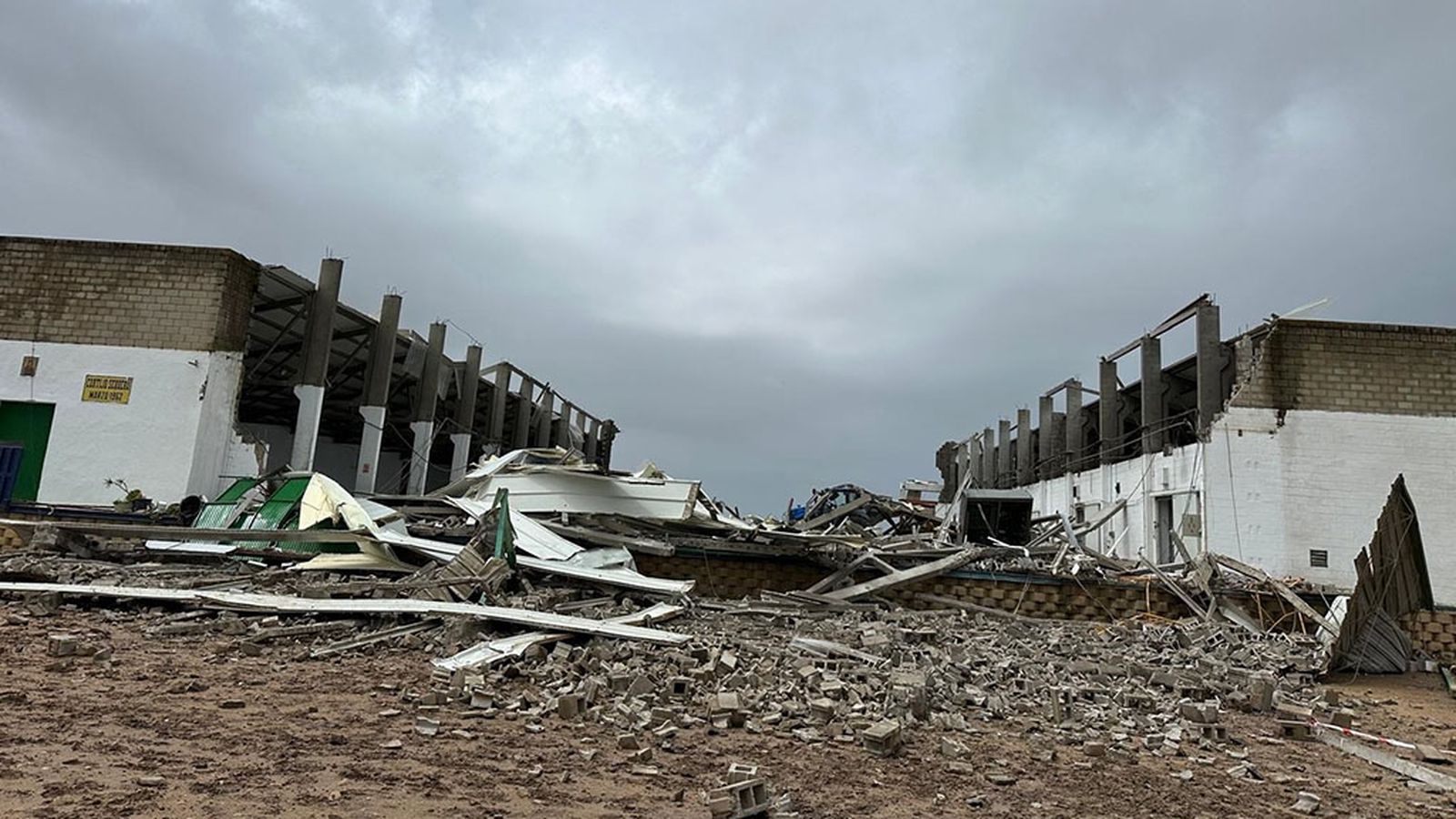 Derrumbe de una nave en Coria del Río por un tornado
