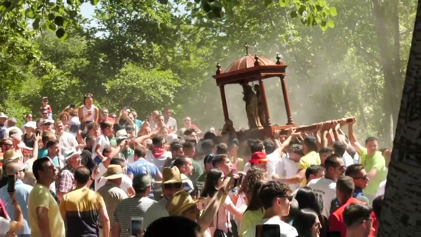 Insólita y colorida entrega de las Santas de Huéscar a los vecinos de La Puebla de Don Fadrique