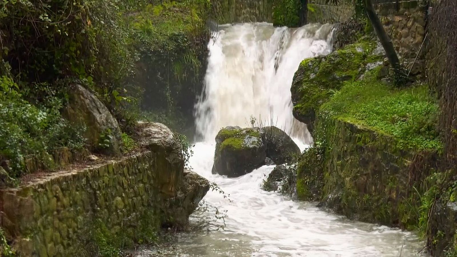 El agua despierta a Cazorla: deshielo y lluvias llenan de furia y vida sus ríos y cascadas