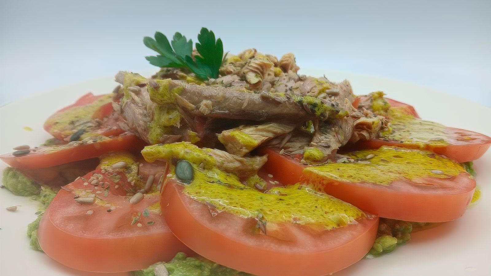 "Cómetelo", pollo al ajillo y aliño de tomate