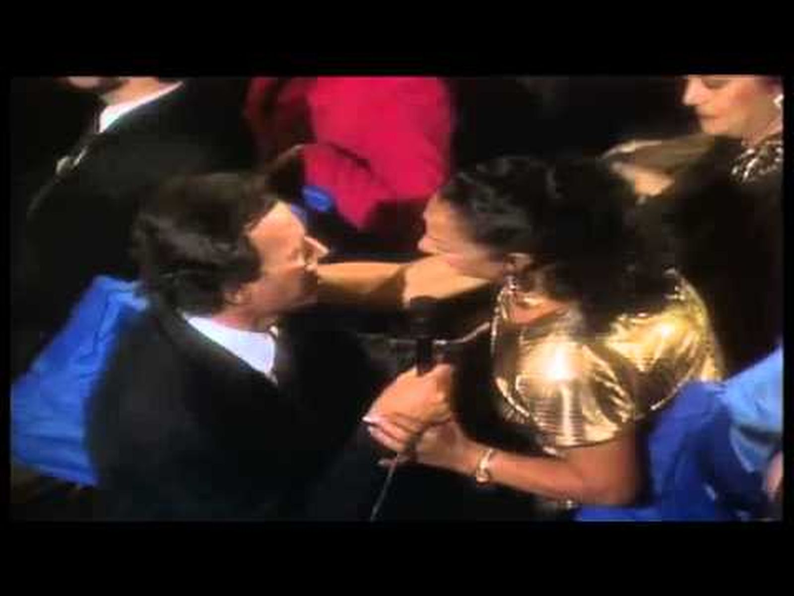 Inauguración Canal Sur: Julio Iglesias y Lola Flores cantando a dúo en la gala inaugural (1989)